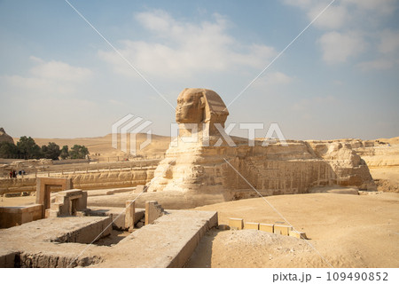 エジプトギザのピラミッドにあるスフィンクスのとても美しい風景 エジプトギザのピラミッドにあるスフィンクスのとても美しい風景 109490852