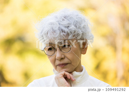 グレイヘアが似合う困った表情の女性 グレイヘアが似合う困った表情の女性 109491292