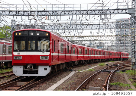 京急線新町検車区にて出庫待ちの1500形電車 京急線新町検車区にて出庫待ちの1500形電車 109491657