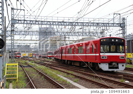 京急線新町検車区にて出庫待ちの1500形電車 109491663