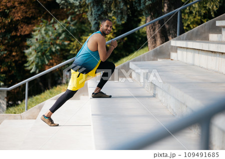 Dark-skinned athlete exercising on the stairs 109491685
