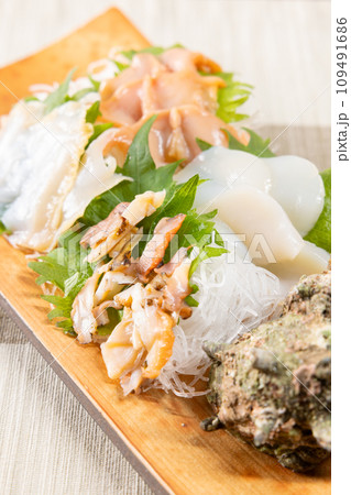 美味しい貝の刺し身盛り合わせ 109491686