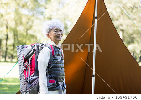 キャンプを楽しむ60代女性 キャンプを楽しむ60代女性 109491766