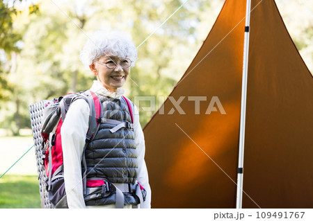 キャンプを楽しむ60代女性 キャンプを楽しむ60代女性 109491767