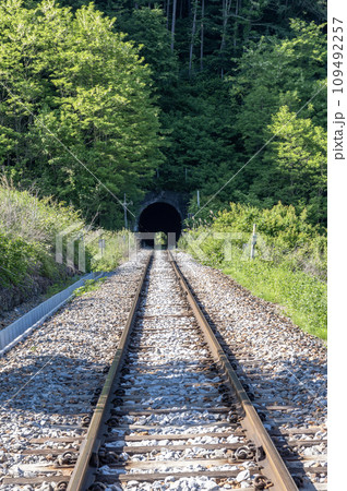 トンネルに向かう小海線の線路 トンネルに向かう小海線の線路 109492257