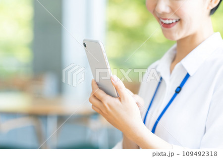 スマホを操作する新入社員。 109492318