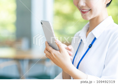 スマホを操作する新入社員。 109492319