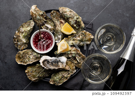 Fresh oysters with glasses of sparkling wine 109492397