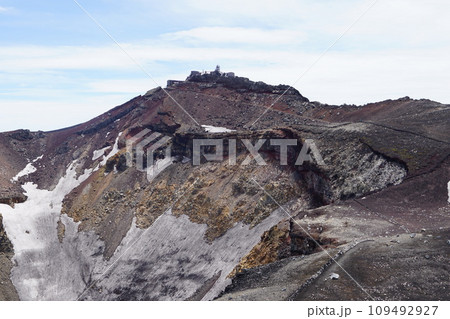 富士山の火口と剣ヶ峯 109492927