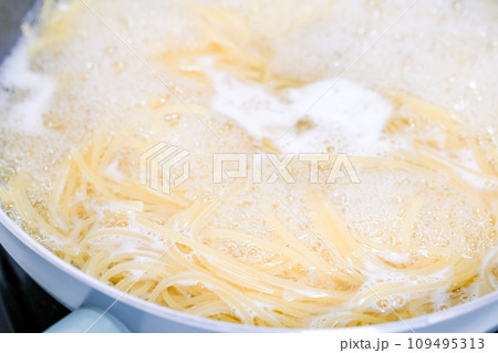 スパゲッティーを茹でているところのイメージ 写真素材 スパゲッティーを茹でているところのイメージ 写真素材 109495313