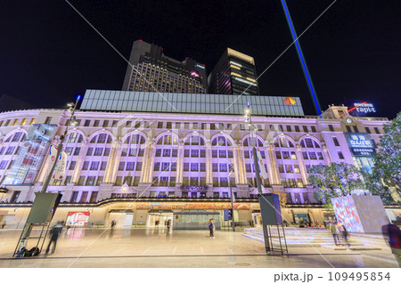 大阪市中央区難波　南海なんば駅前　なんば広場の夜景 109495854
