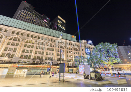 大阪市中央区難波　南海なんば駅前　なんば広場の夜景 109495855