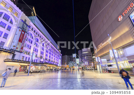 大阪市中央区難波　南海なんば駅前　なんば広場の夜景 109495858