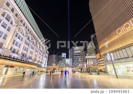 大阪市中央区難波　南海なんば駅前　なんば広場の夜景 109495861