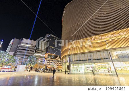 大阪市中央区難波　南海なんば駅前　なんば広場の夜景 109495863