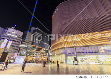 大阪市中央区難波　南海なんば駅前　なんば広場の夜景 109495872