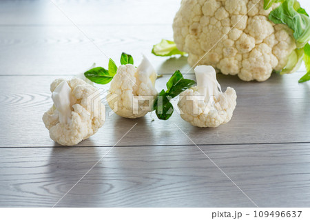 slices of raw small raw cauliflower on wooden table 109496637