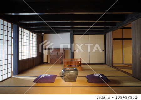 日本古来の伝統的な日本家屋のイメージ 109497952