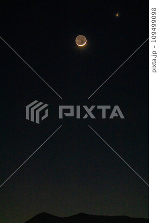 【月素材】地球照の月【長野県】 【月素材】地球照の月【長野県】 109499098