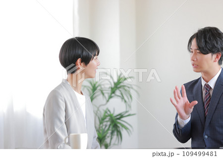 フィードバック_部下に厳しい評価を伝える上司と話しを聴く部下の女性2 フィードバック_部下に厳しい評価を伝える上司と話しを聴く部下の女性2 109499481