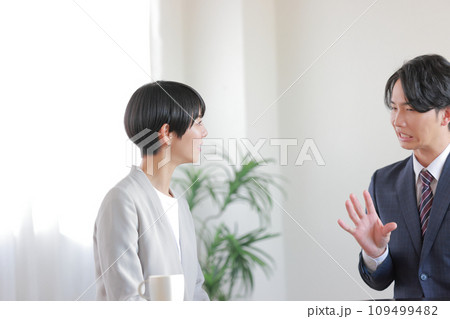 フィードバック_部下に厳しい評価を伝える上司と話しを聴く部下の女性3 フィードバック_部下に厳しい評価を伝える上司と話しを聴く部下の女性3 109499482