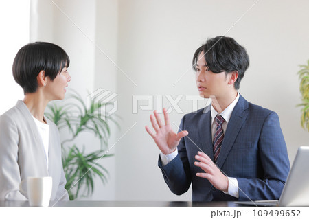 1634_フィードバック_部下に業務の進め方の要望を伝える上司と話しを聴く部下の女性 109499652