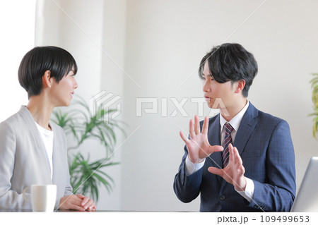 1634_フィードバック_部下に業務の進め方の要望を伝える上司と話しを聴く部下の女性2 1634_フィードバック_部下に業務の進め方の要望を伝える上司と話しを聴く部下の女性2 109499653