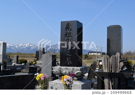 お墓の風景 集団墓地 109499668