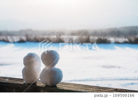 朝日に灯される雪だるま 朝日に灯される雪だるま 109500166