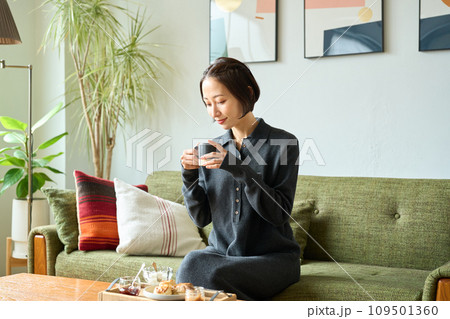 ソファーでくつろぐ女性 109501360