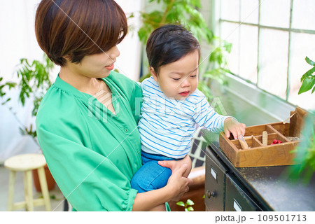 室内でくつろぐ親子 109501713