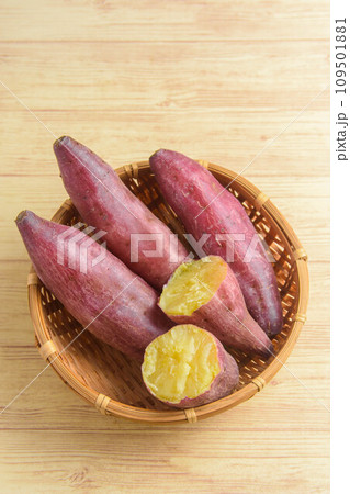 秋の味覚 ふかし芋 秋の味覚 ふかし芋 109501881