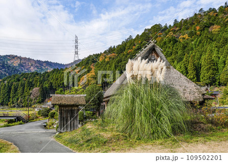 日本の原風景(秋の美山かやぶきの里) 日本の原風景(秋の美山かやぶきの里) 109502201