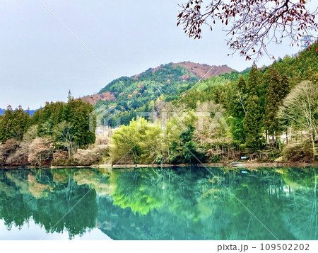 水面に映る青い風景 109502202
