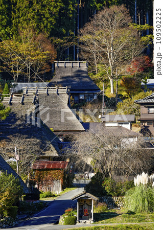 日本の原風景（秋の美山かやぶきの里）の写真素材 [109502225] - PIXTA