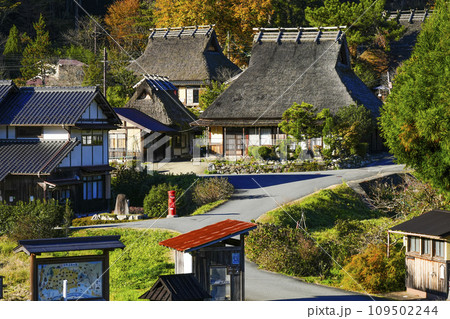 日本の原風景(秋の美山かやぶきの里) 日本の原風景(秋の美山かやぶきの里) 109502244
