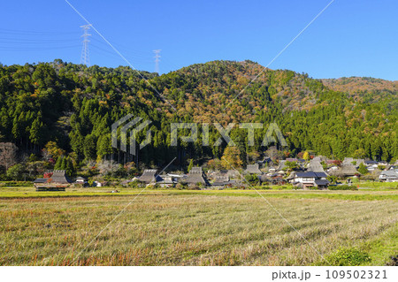 日本の原風景(秋の美山かやぶきの里) 日本の原風景(秋の美山かやぶきの里) 109502321