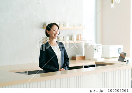 受付に立つスーツの女性 受付に立つスーツの女性 109502561