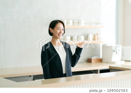 受付に立つスーツの女性 受付に立つスーツの女性 109502563