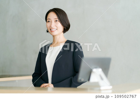受付に立つスーツの女性 受付に立つスーツの女性 109502767