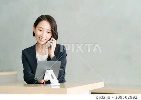 電話をするスーツ姿のスタッフ 109502992