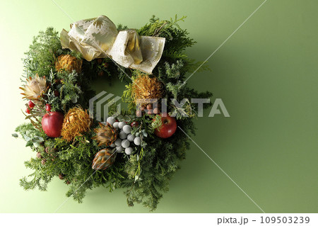 手作りクリスマスリース 109503239