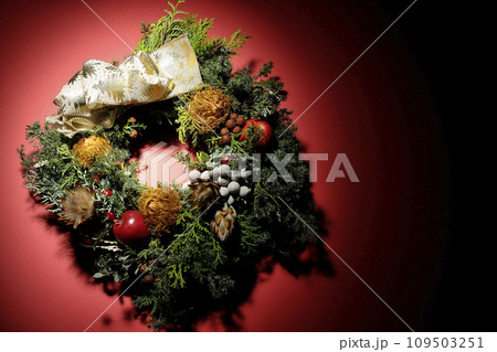 手作りクリスマスリース 109503251