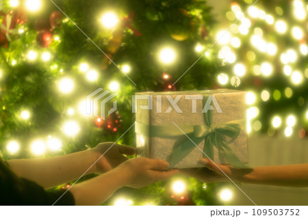クリスマスプレゼント　Christmas gift 109503752