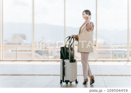 駅ビル・デパート・空港・公共交通機関でスマホで電話する若い女性・旅行するアジア人ビジネスウーマン 駅ビル・デパート・空港・公共交通機関でスマホで電話する若い女性・旅行するアジア人ビジネスウーマン 109504459
