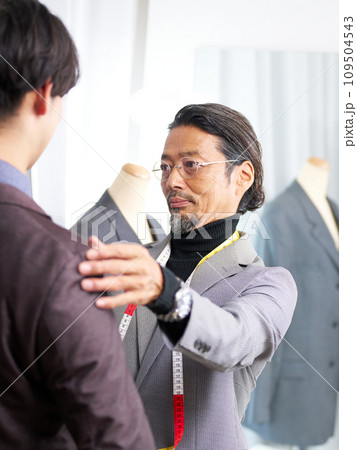 鏡の前で洋服のフィッティングをするベテランのスタイリスト 鏡の前で洋服のフィッティングをするベテランのスタイリスト 109504543