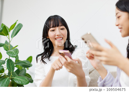 スマホを見る女性 スマホを見る女性 109504675