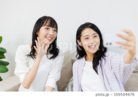 スマホを見る女性 スマホを見る女性 109504676