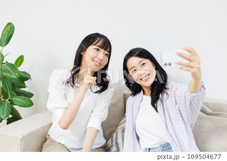 スマホを見る女性 スマホを見る女性 109504677