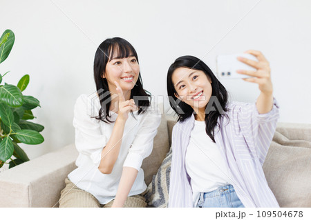 スマホを見る女性 109504678